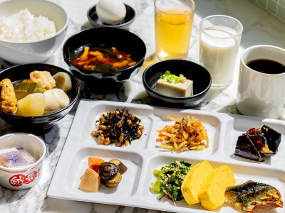 写真:色とりどりの料理とドリンクが並ぶバイキングの一皿