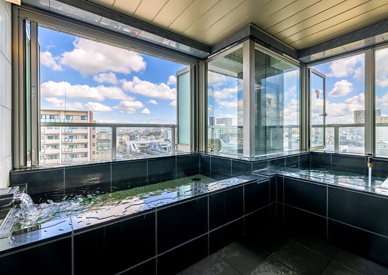 写真:一日の疲れを癒す展望風呂