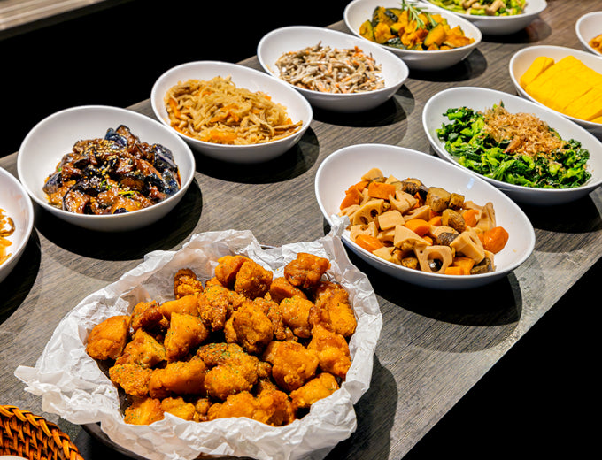 写真:地元の主婦の方々が作るあたたかい家庭料理