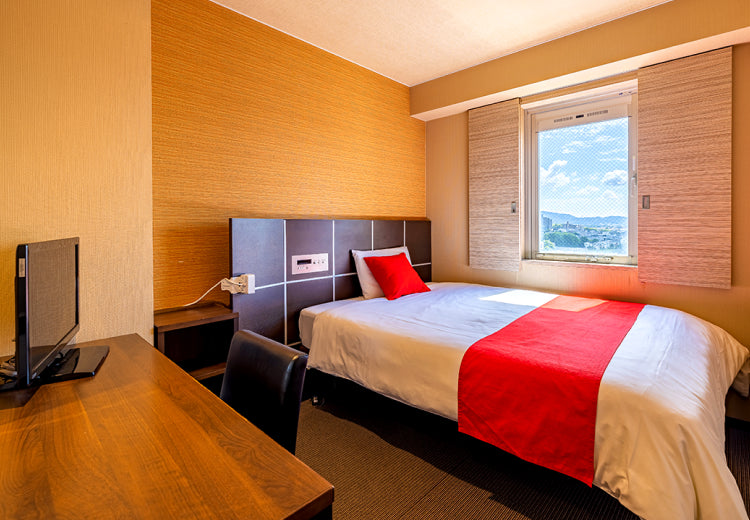 写真:ダブルベッドで快適にお寛ぎいただけるシングルルーム