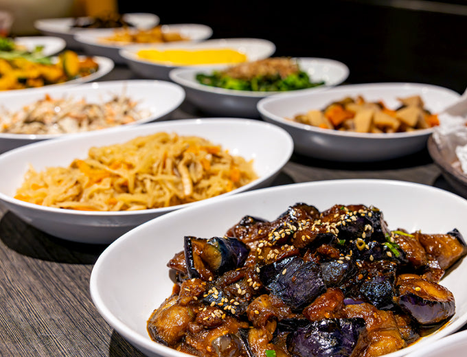 写真:地元の主婦の方々が作るあたたかい家庭料理