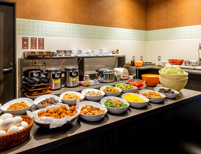 写真:多彩な料理が並ぶビュッフェテーブル